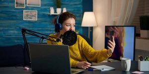 LA TRANSMISI&Oacute;N P&Uacute;BLICA O RADIODIFUSI&Oacute;N DE OBRAS